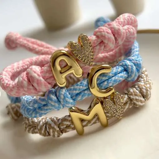 Pulseras tejidas con inicial