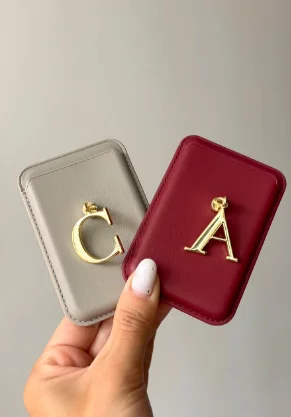 Tarjeteros para celular con inicial dorada